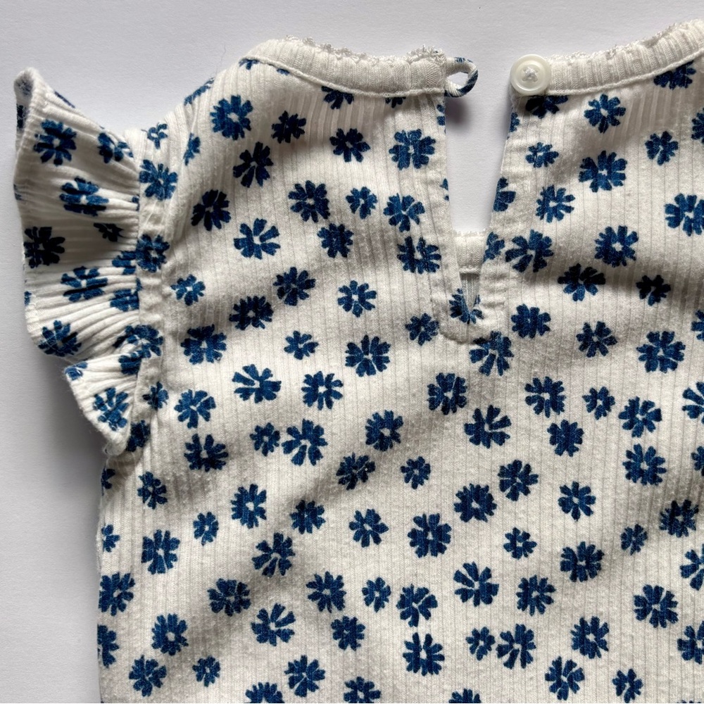 GAP BABY Ribbed Dainty Floral Keyhole Button Ruffle Flutter Sleeve Bodysuit - Picture 6 of 11